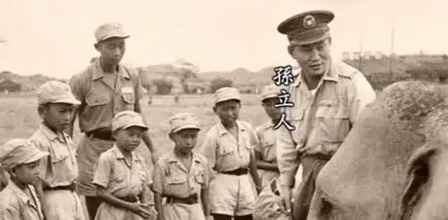 1937年10月27日，日军趁晨雾之际，偷渡苏州河南岸。孙立人率部队反击，投掷一