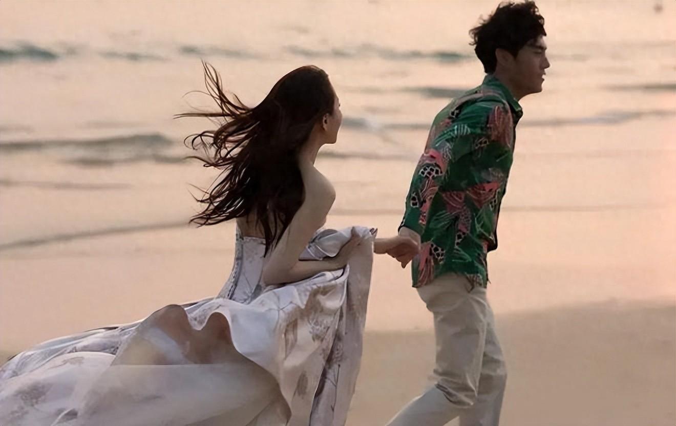 看到一个热点讨论：伊能静的儿子哈利毕业典礼，爸爸妈妈都来了。

离婚的夫妻，爱情