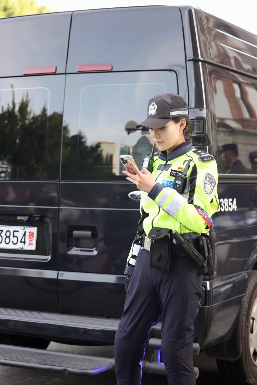 外滩最美女警都去找她问路！！