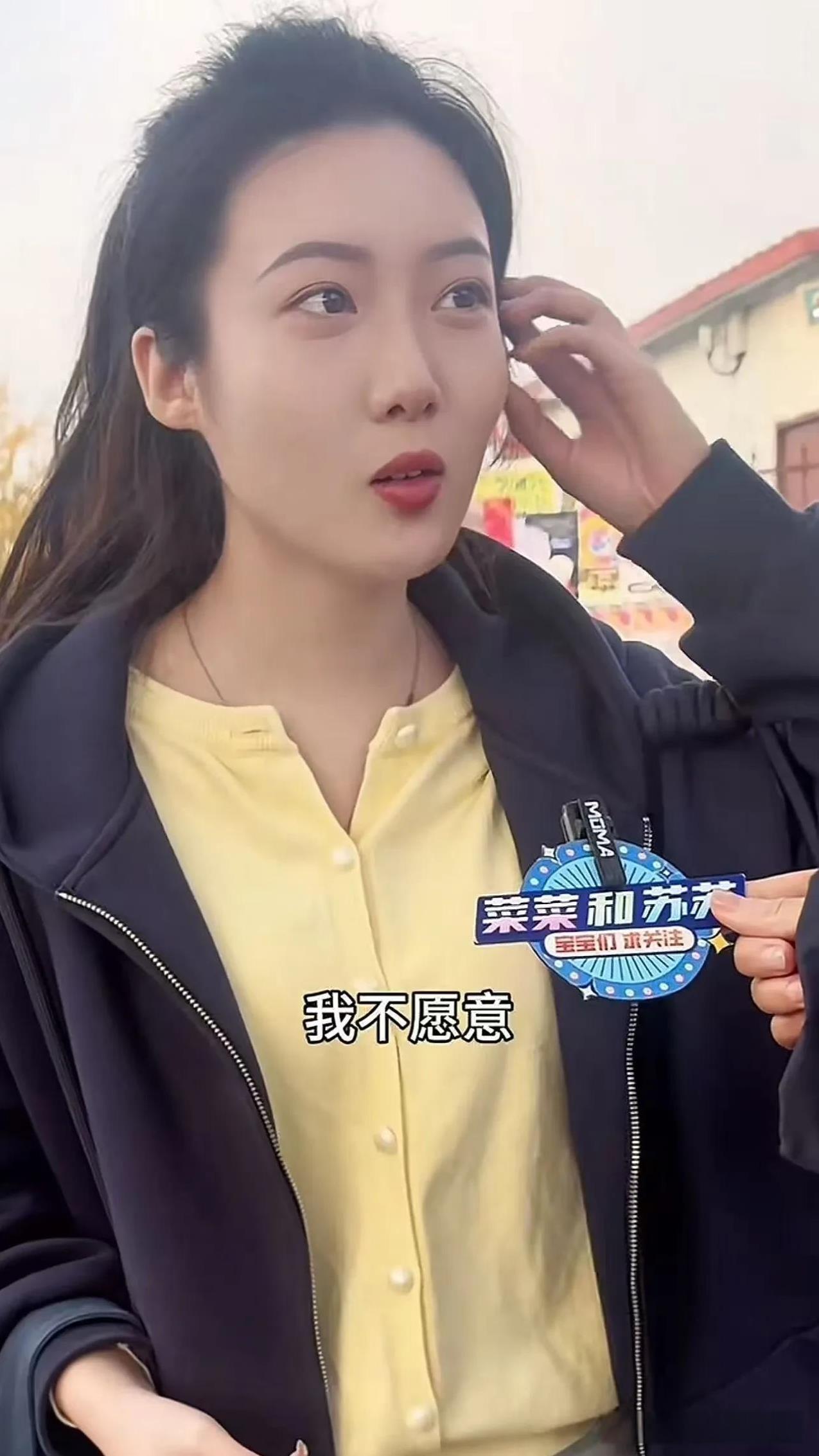 时代真的变了！记者路上随机采访了几名漂亮女生，问他们愿意陪男生吃苦吗？而几个女生