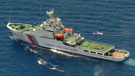 海警船放飞无人机，固定翼无人机滞空时间相对更长，翼长5.45米，最大起飞重时10