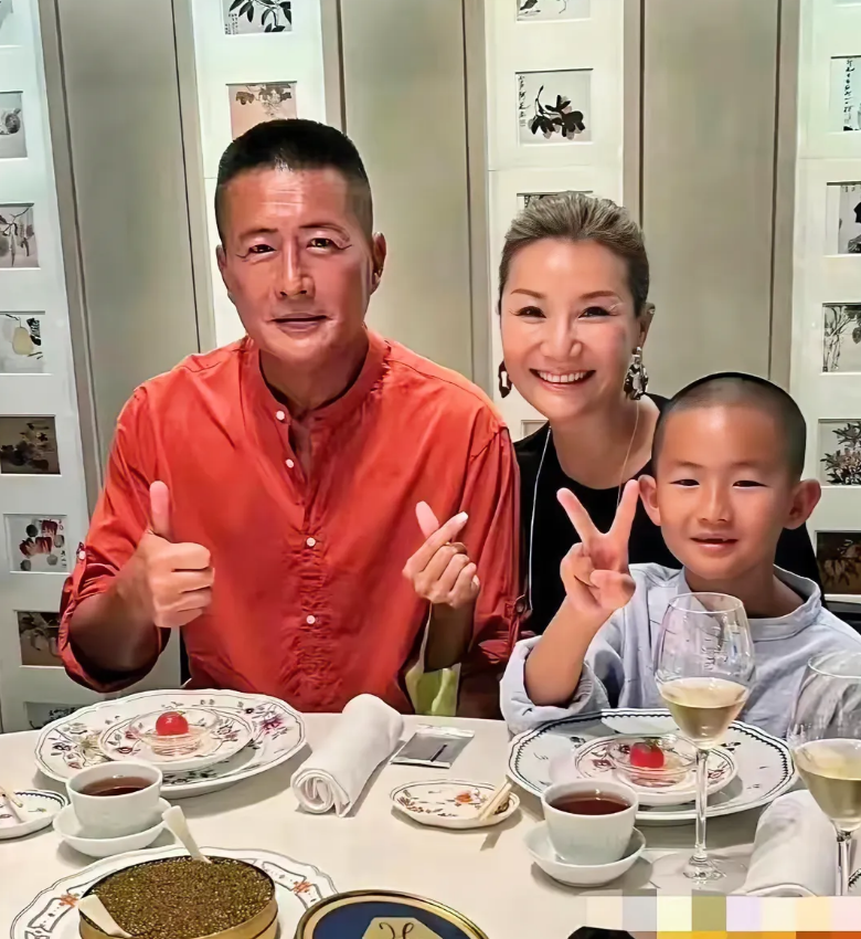 著名演员高曙光，有儿有女，这辈子挺幸福、挺美满。
他与前妻江珊生了一个女儿，又与