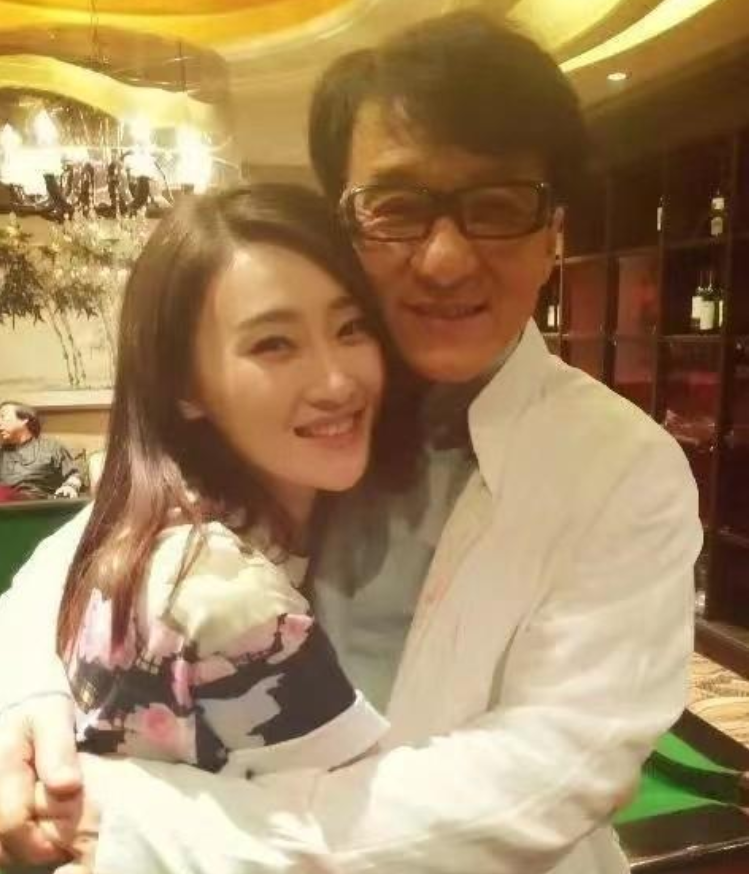 2008年北京奥运闭幕式后，成龙给张艺谋打了个电话：“这个女孩我相中了，你要不要