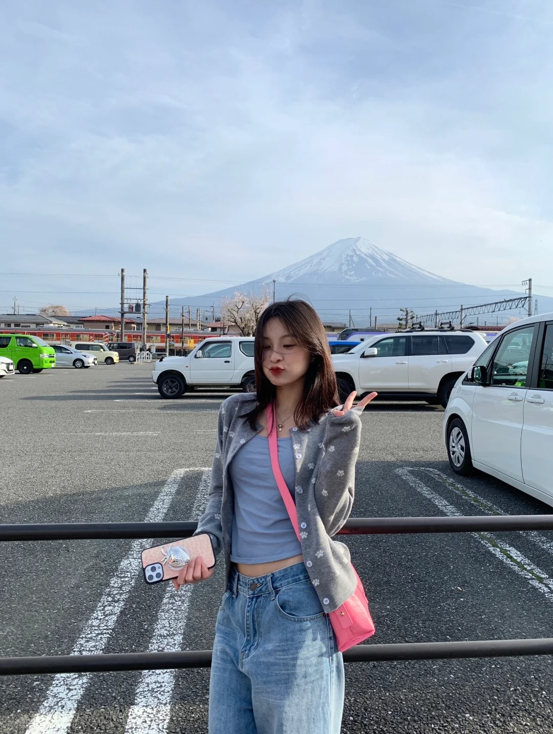 富士山🗻
能见度很低🥺 有点可惜！
游客照✖️n