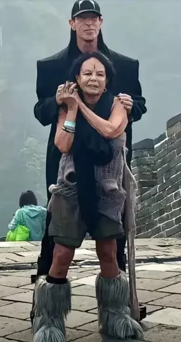 这两个就是前几天穿的奇装异服想进我们故宫拍照的四位中的两个脑残。

这俩人据说是