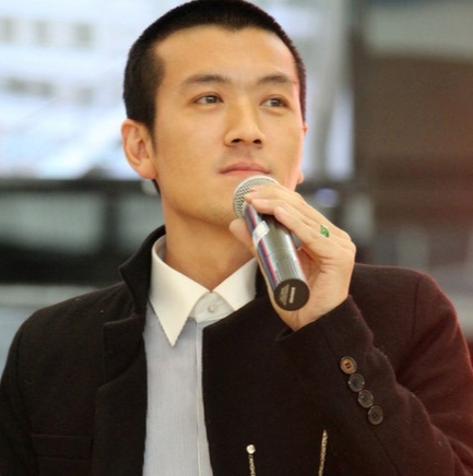 杨子家没钱？他或许实业真的做的不咋地，但是各种骚操作套的现，10个亿我都说少了。