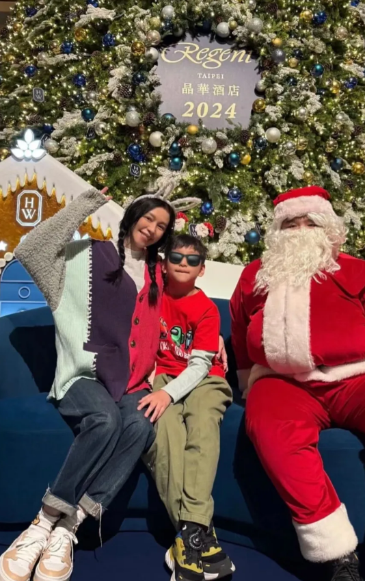 徐若瑄离婚后独自带着儿子过圣诞，快50岁的她脸肿肿的老了很多，9岁的儿子皮肤黝黑