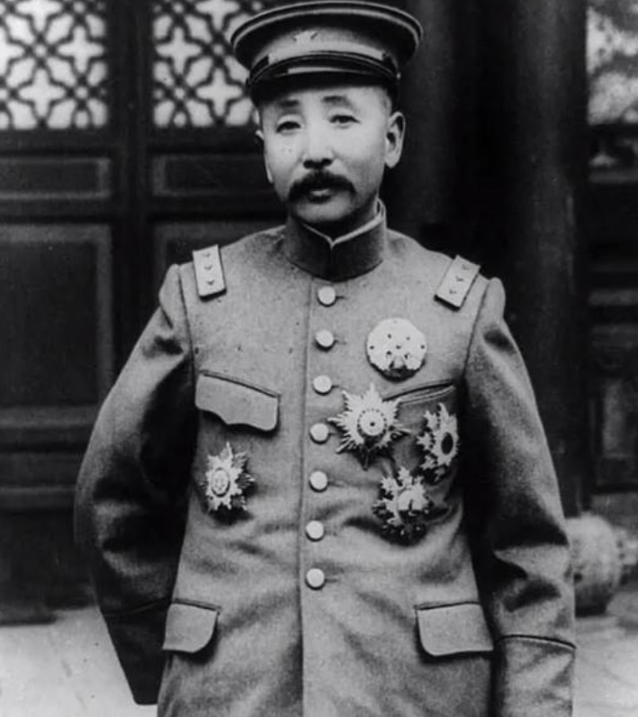 1894年，张作霖受邀前往财主于六家喝酒，于六刚离开一会儿，他那如花似玉的媳妇突