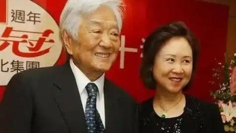 爱真的不值钱？平鑫涛给了琼瑶爱情，巨额财产留给了原配与孩子