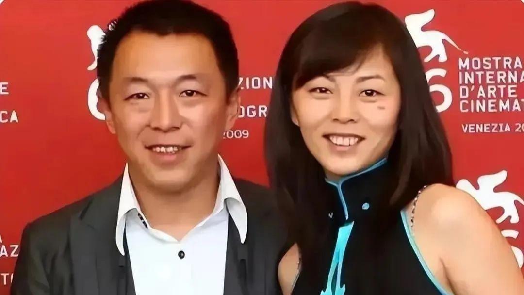 黄渤隐藏20多年的老婆原来是她！和黄渤如同双胞胎情比金坚，难怪当年拒绝林志玲，太有夫妻相了