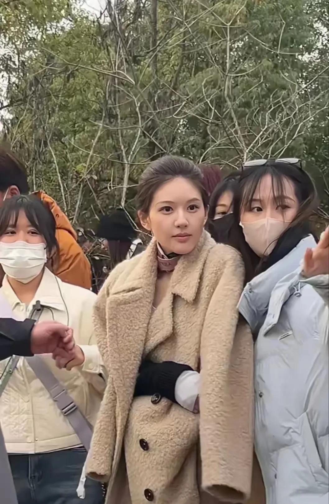 估计娱乐圈中像赵露思这样的女演员不少，崩到极致就会彻底爆发，只不过她们还在极力的