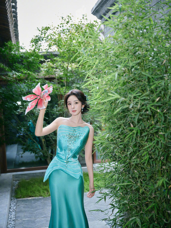 杨幂绿蜻蜓盘发