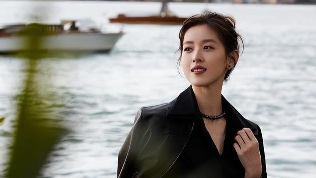 31岁章泽天国外逛街被偶遇_穿黑色大衣气场拉满