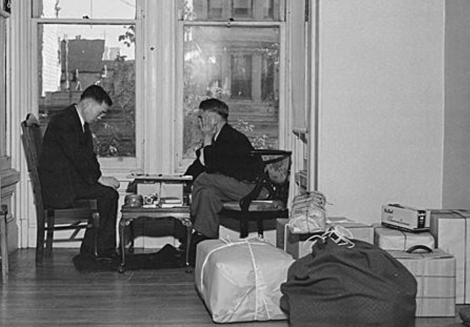 “在两个祖国间挣扎！”1942 年，许多日裔美国人被集中关押在安置点，美国的管理