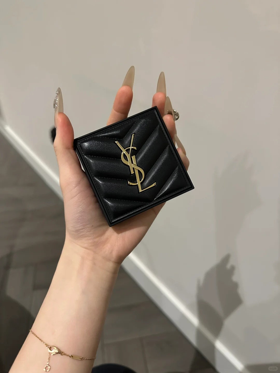 YSL 新款粉饼
完全是因为包装付款的
没想到这么好用
粉质超级细 完全不输NA