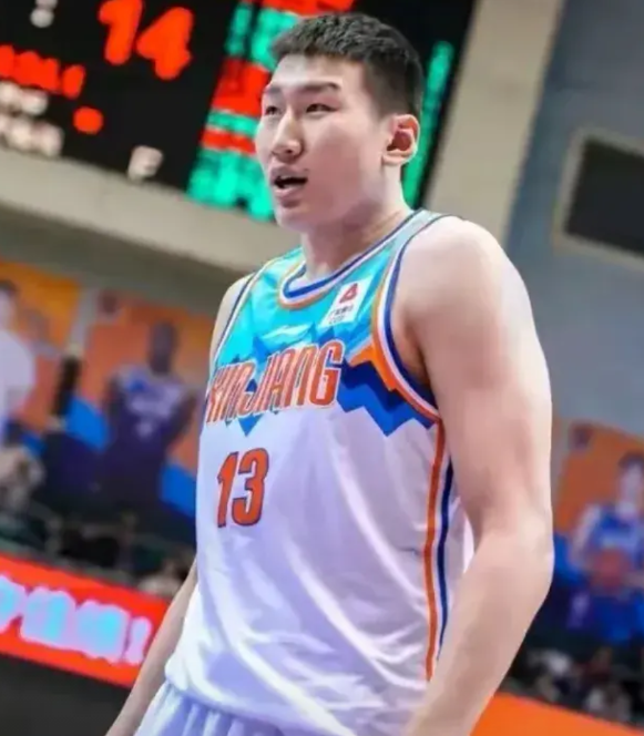 杯赛半决赛山西队输新疆队，看的太窝火了，本以为新疆李炎哲不在，内线优势巨大，轻松