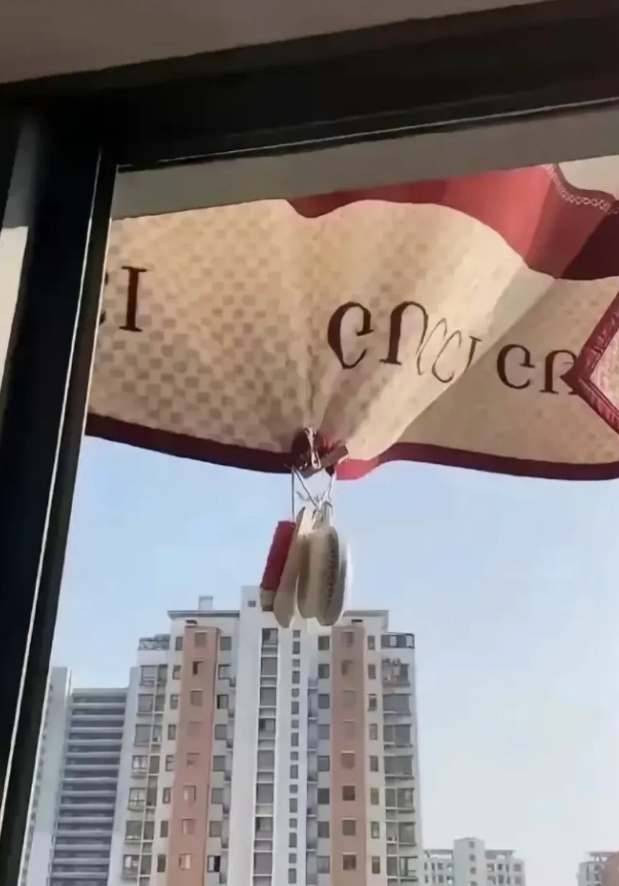 楼上太吵，我就买了个震楼器整他，第二天他晒被子挂个这个，这是啥意思啊？
