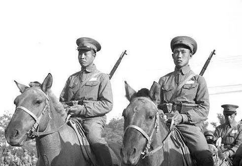 1953年1月，中央军委发布指示，各大军区开始筹备军衔评定工作。1955年9月，