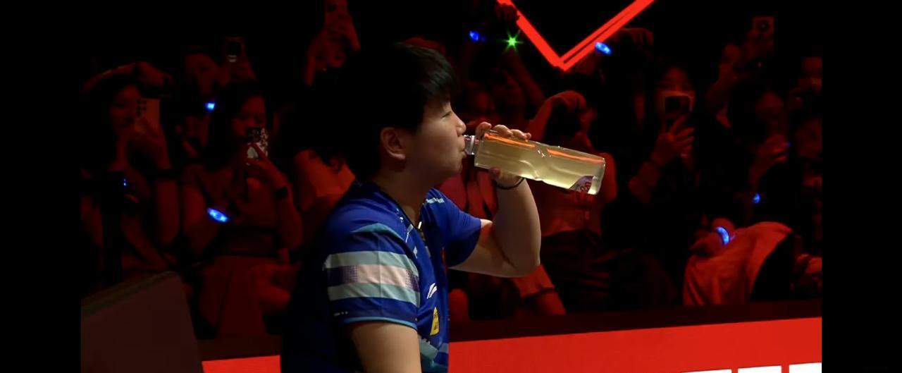 第一局孙颖莎????11-3何卓佳???? ???！
每次都是3-0，连过日韩一