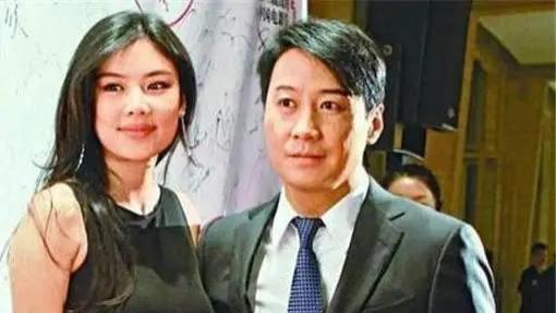 56岁黎明携妻女亮相引轰动，小19岁娇妻身材丰腴很旺夫，女儿五官精致很可爱