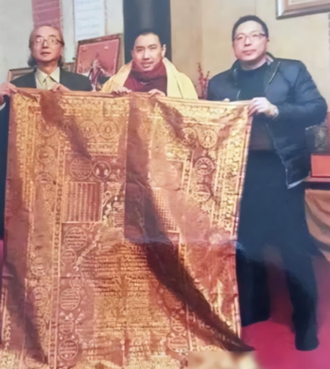 2005年，一件旧袈裟在北京拍卖，却无人问津，一男子觉得蹊跷，花9万买下，回家后