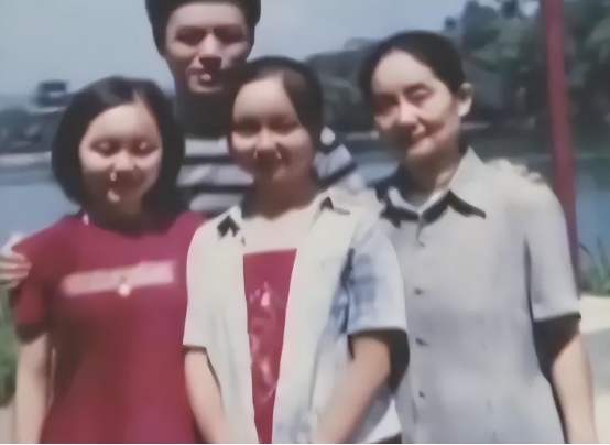2012年，清华女硕士从高楼上一跃而下，结束了自己的生命。但令人直冒冷汗的是，他