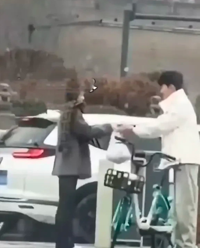寒冷的冬天男孩骑单车给心爱的女孩送水果，女孩开心收下，两人挥手告别，令人没想到的