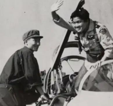 1981年，在台湾的黄植诚毅然决然开出当时最发达的飞机飞向大陆，后座的飞行员感觉