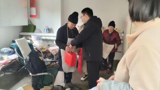 翠屏区西郊街道建新社区村开展春节慰问