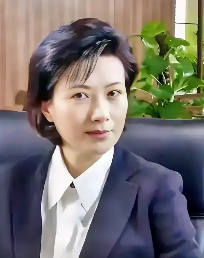 她是一名军人，而且还是国家一级演员。她的颜值中等偏上，但是气质非凡高贵，是许多男