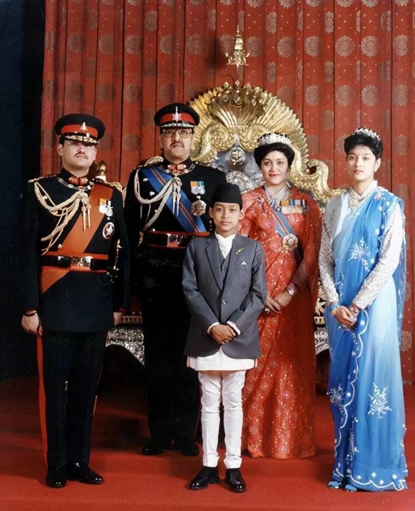 2001年尼泊尔皇宫中举行王室家宴，王储迪潘德拉喝得大醉后，竟换装迷彩服，手持冲