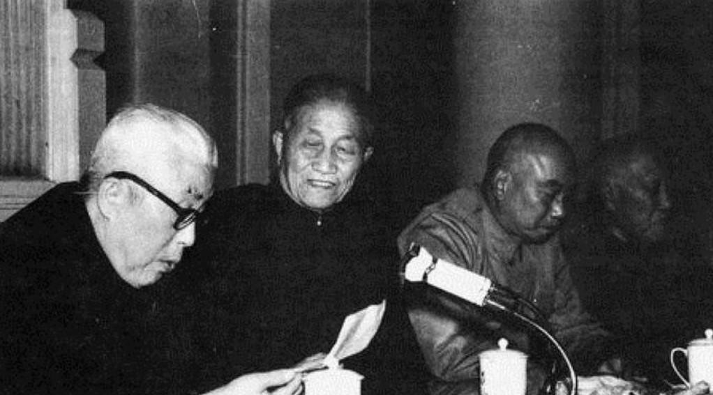 1954年，郑洞国来中南海做客，毛主席问他抽不抽烟，随后起身拿出火柴亲自为他点烟