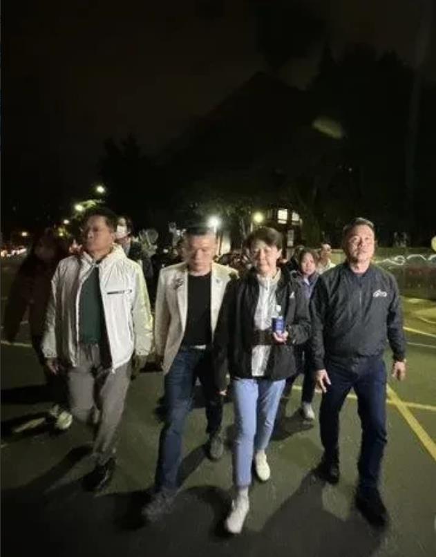 当柯文哲在昨天深夜11时20分听到台北地方法院对他裁定，以7000万新台币交保，