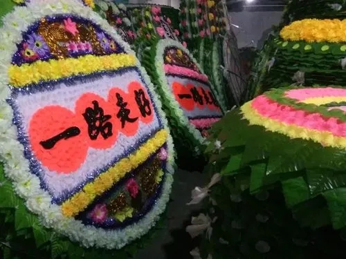 河北邯郸，一男子料理完老人的后事，因思念父母难以入眠，就来到父母的坟前准备诉诉衷