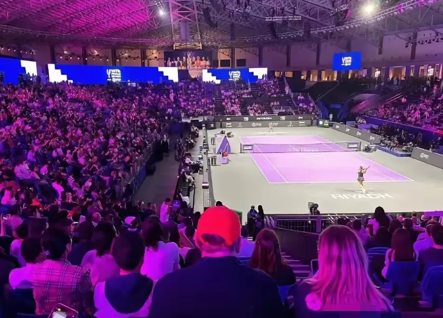 郑钦文年终大合照为什么站C位？看看球场的上座率就知道了，这差别可真够大的。

有