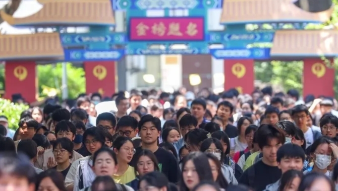 我是22年高考的，印象最深的是考历史的时候，我感冒了，考前要卫生纸要少了，怕打扰