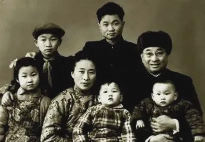 有一次，陈赓带着女儿去到大连看一场表演。早晨起来的时候陈赓发现，女儿的头发乱糟糟
