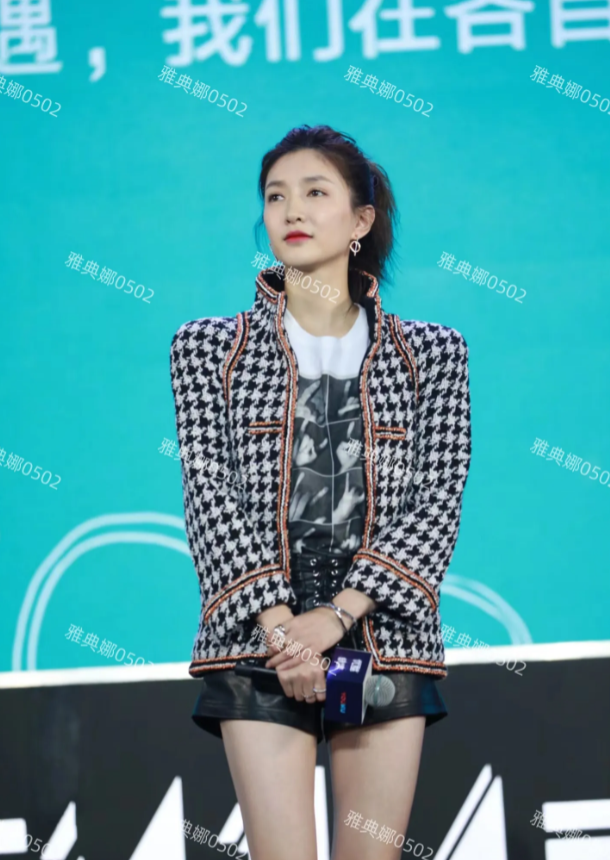 江疏影生图一般，没有网上吹得那么漂亮，长相老气有点儿苦，五官并不精致，气质也不够