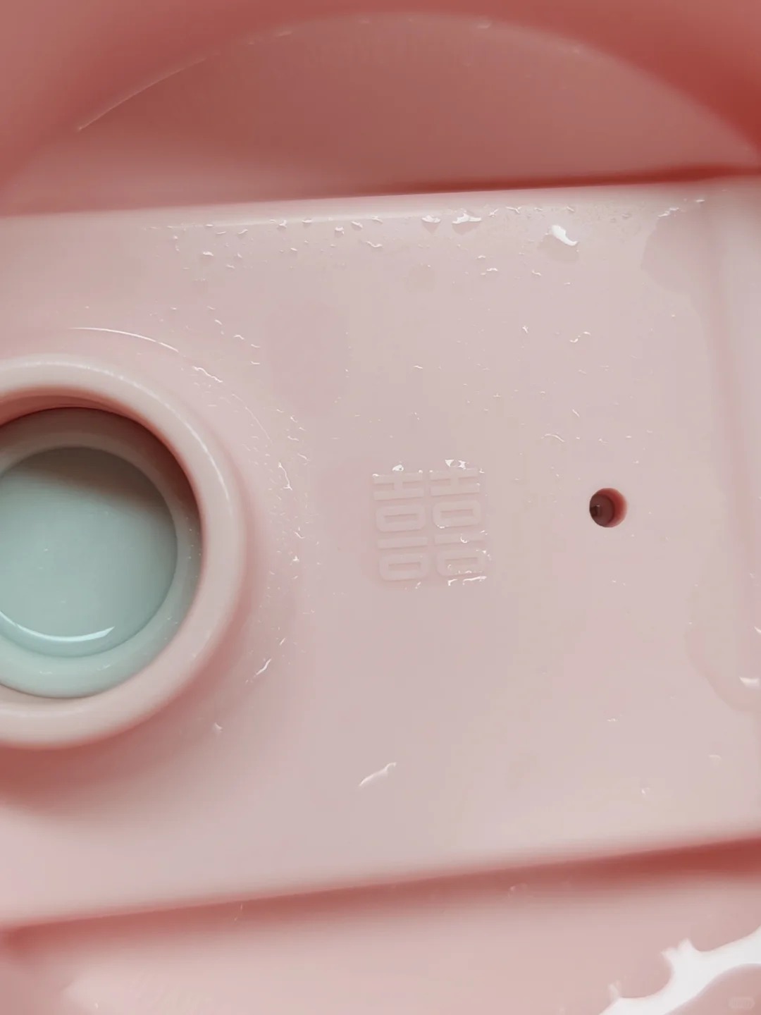 用了一年多的杯子
细思极恐啊！！为什么莫名其妙多出来个喜字啊😦😦😦
那么明