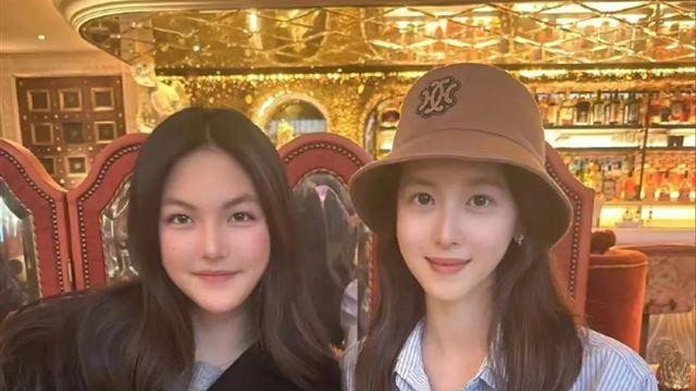 李湘晒章泽天王诗龄合照，为女儿开拓人脉，“美颜”太过容貌失真