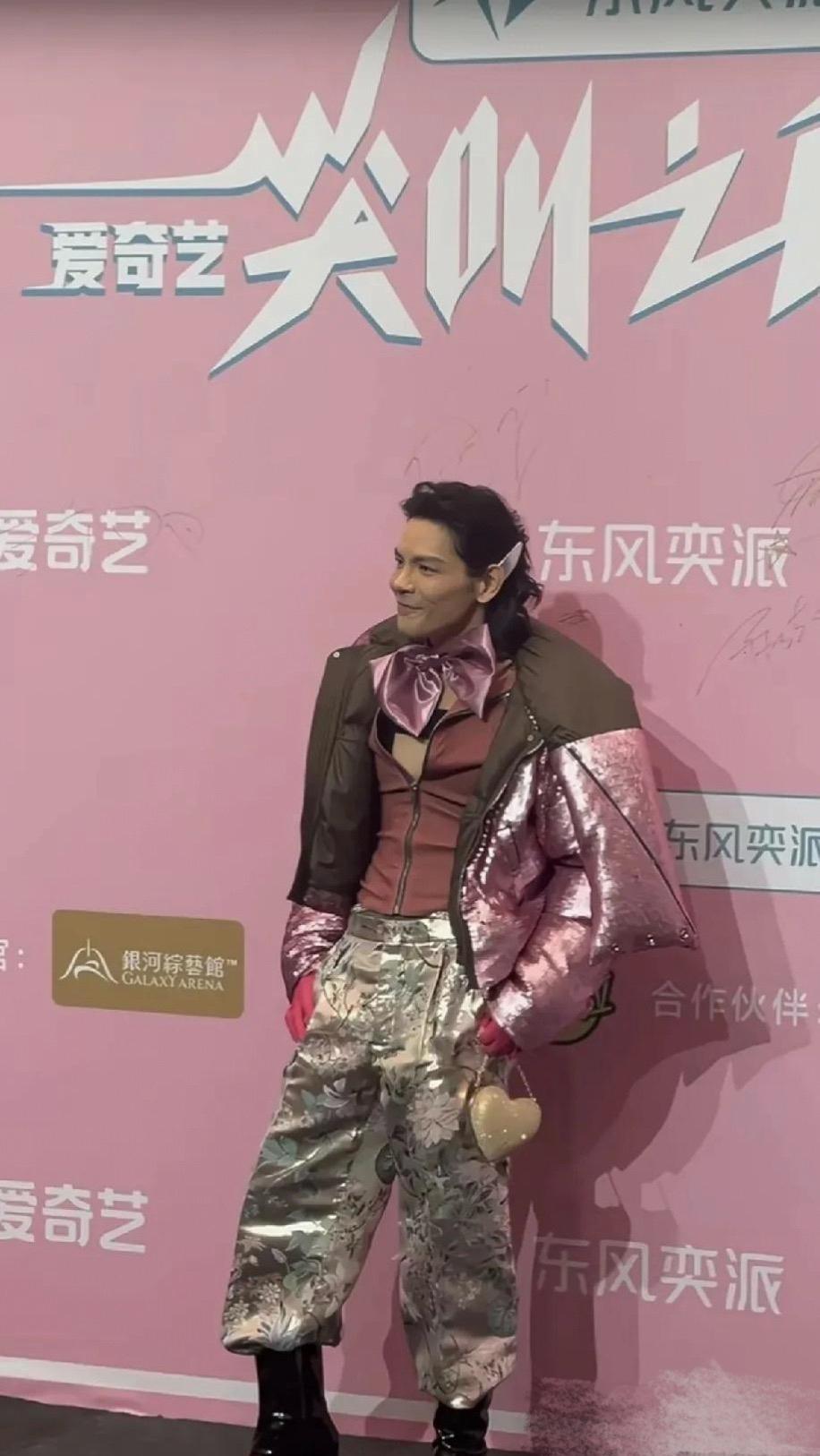 向佐，衣服随便穿我忍了，但你的鞋我真的受不了