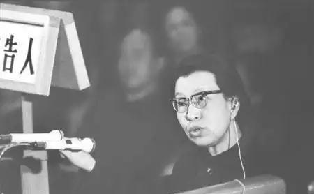 江青被抓之后，民间有许多传闻，说她当时撒泼打滚，像个泼妇一样，但照顾过江青的护士