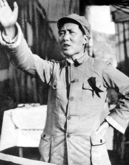 1950年，铁匠朱其升看到每家每户都挂毛主席像，悄悄对妻子说道：你说神奇不，毛主