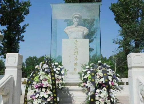 1955年冬，全军授衔结束，从准尉到元帅，共有644686名干部授佩军衔，其中有