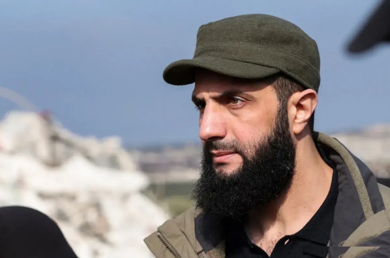 朱拉尼不装了，公开身份！你说为什么美军战机找不到他，俄军战机不炸他，而美国记者却