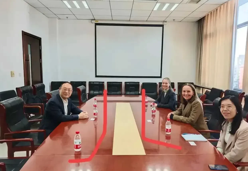娃哈哈在网络上真的变成另一个华为！
就以金灿荣教授为例，发了一张接待挪威大使的新