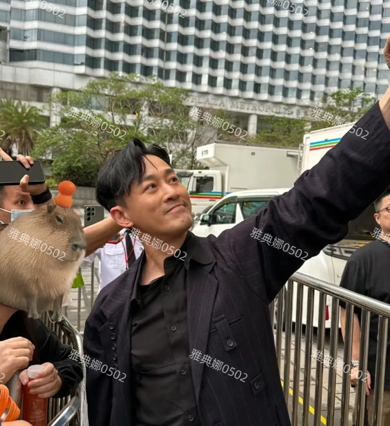 林峯本人太帅了！
浓眉大眼五官立体棱角分明，气质好有风度特别绅士，44岁了还是那