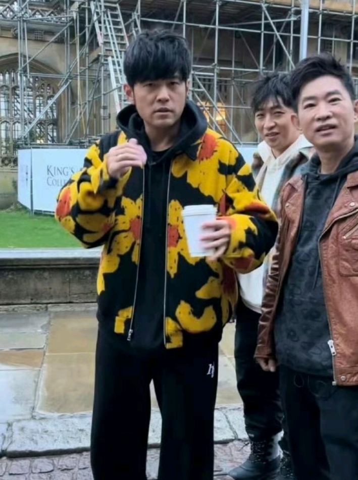 有网友在英国剑桥大学偶遇周杰伦，他没有化妆，脸部状态有点差
