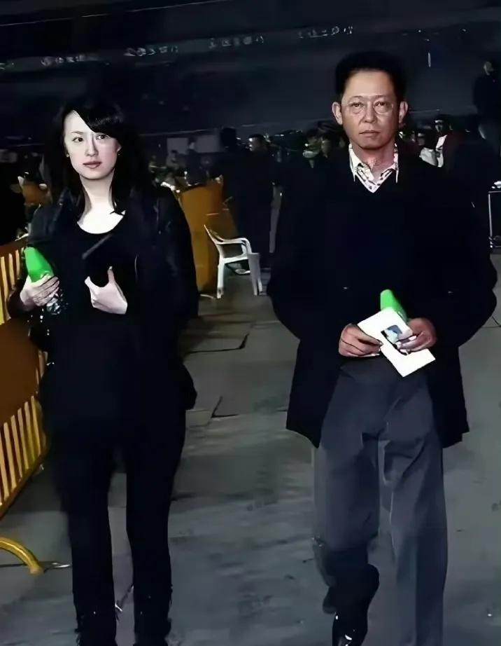 一直知道王志文是老戏骨里的天花板，但由于他生活作风低调，还是第一次看他的老婆陈坚