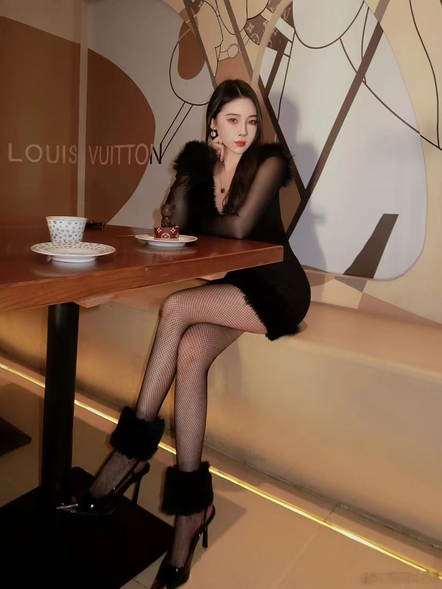 美女脖颈修长，宛如优雅天鹅哈哈哈哈